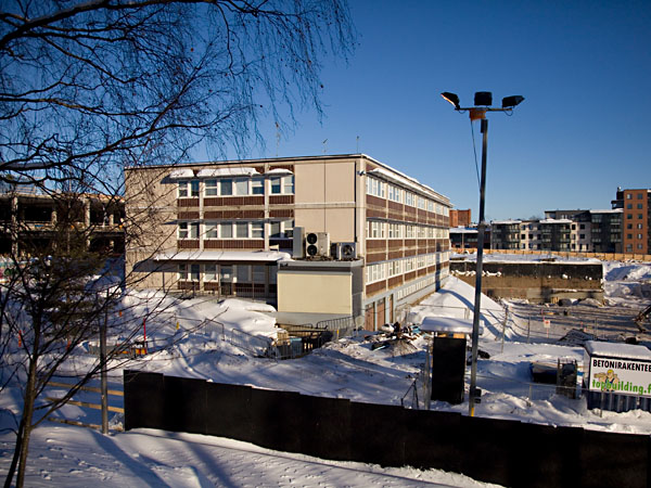 Kaupungintalo kuilun reunalla